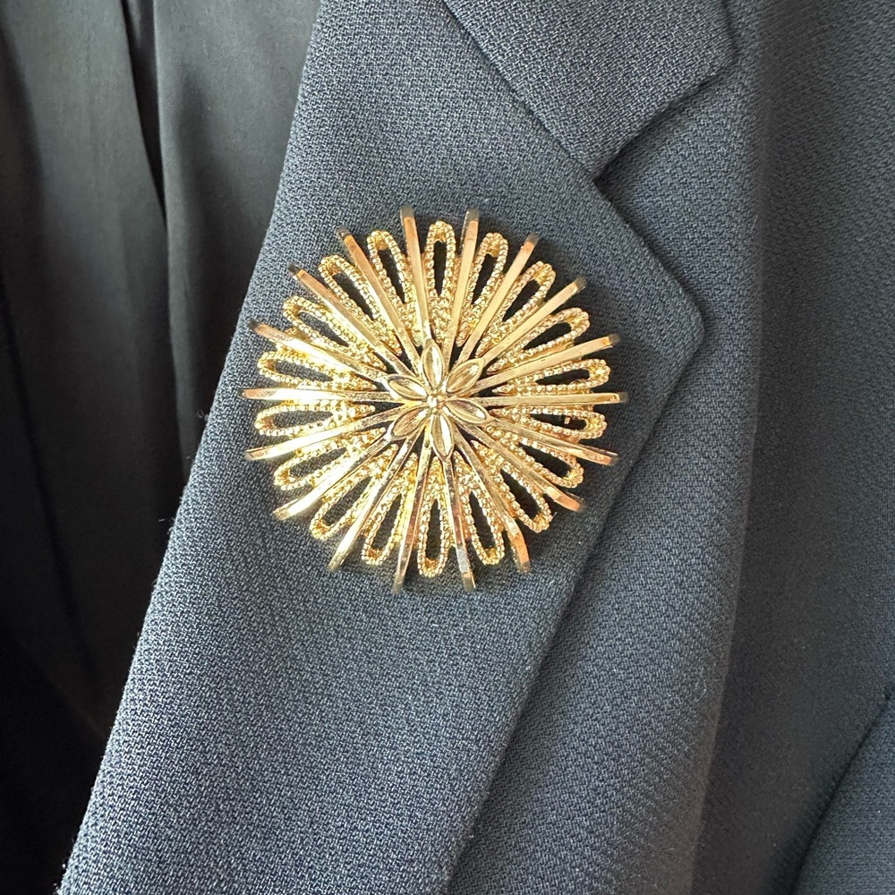 VTG Monet Goldtone Round Domed Flower Pin Brooch